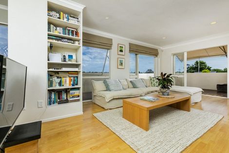 Photo of property in 2/102 Beresford Street, Bayswater, Auckland, 0622