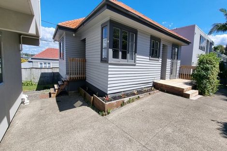 Photo of property in 2/18 Forrest Hill Road, Forrest Hill, Auckland, 0620