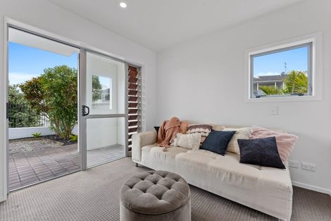 Photo of property in 1c/60 Masons Road, Oteha, Auckland, 0632