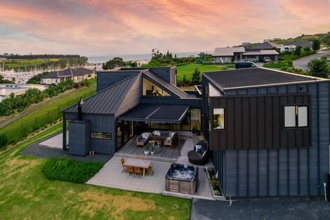 Photo of property in 11 Laguna Place, Matakatia, Whangaparaoa, 0930