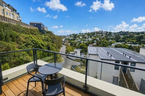 Photo of property in 52 Tiketike Way, Brooklyn, Wellington, 6021