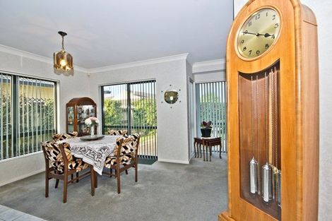 Photo of property in 15 Heversham Place, Glendene, Auckland, 0602