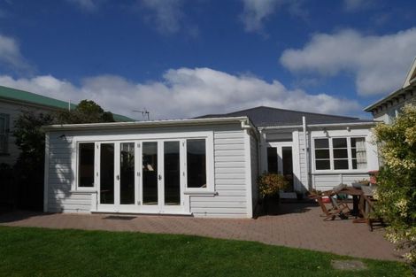 Photo of property in 152 Kelburn Parade, Kelburn, Wellington, 6012