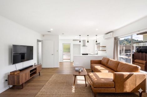 Photo of property in 2/8 Thistledew Place, Bayview, Auckland, 0629