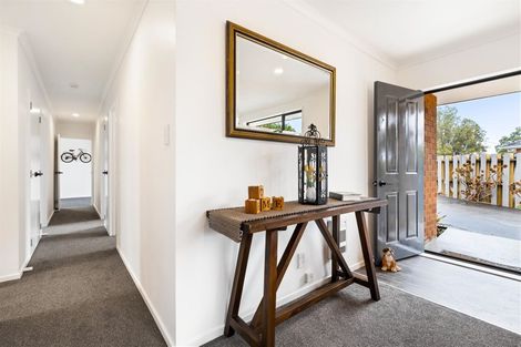 Photo of property in 15a Rixon Place, Te Atatu Peninsula, Auckland, 0610