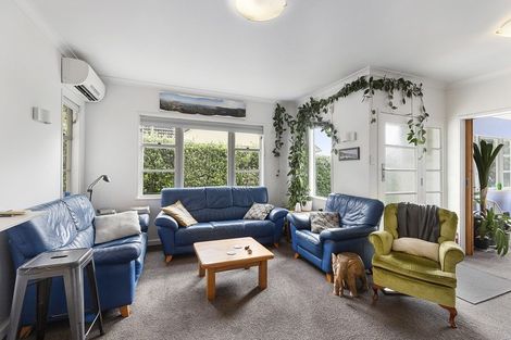 Photo of property in 318 Queens Drive, Lyall Bay, Wellington, 6022