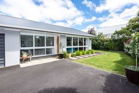 Photo of property in 2/10 Ladbrokes Place, Fendalton, Christchurch, 8052