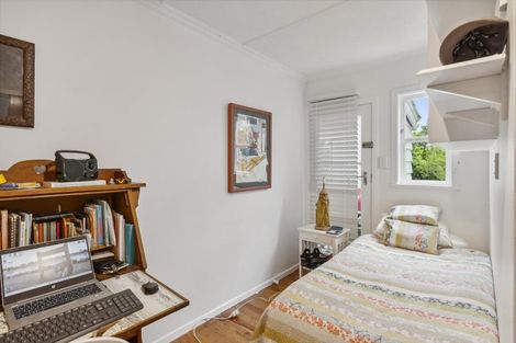 Photo of property in 15 Walton Avenue, Waikanae, 5036