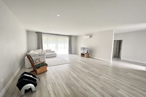 Photo of property in 21 Reserva Crescent, Kumeu, 0810