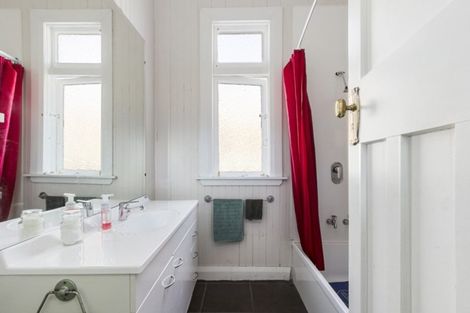 Photo of property in 117 Whites Line East, Waiwhetu, Lower Hutt, 5010