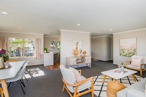 Photo of property in 17 Balmerino Grove, Waikanae, 5036