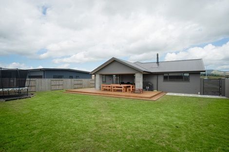 Photo of property in 76 Johnstone Drive, Fitzherbert, Palmerston North, 4410