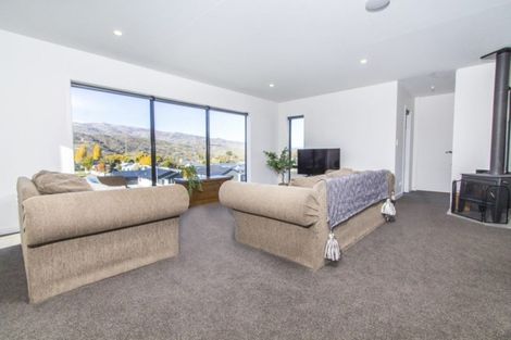 Photo of property in 75 Stratford Drive, Mount Pisa, Cromwell, 9383