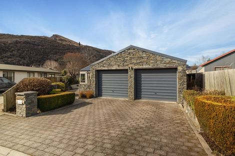 Photo of property in 11 Elva Dawson Place, Arrowtown, 9302
