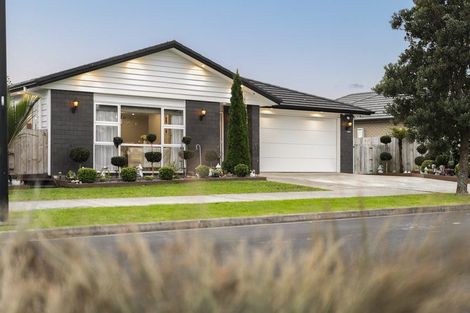 Photo of property in 16 Twin Parks Rise, Papakura, 2110