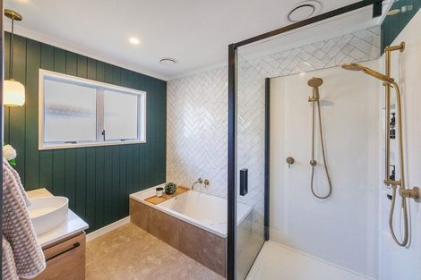 Photo of property in 4 Gladys Place, Kelvin Grove, Palmerston North, 4414