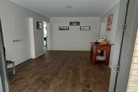 Photo of property in 296 Forest Hill Road, Waiatarua, Auckland, 0612