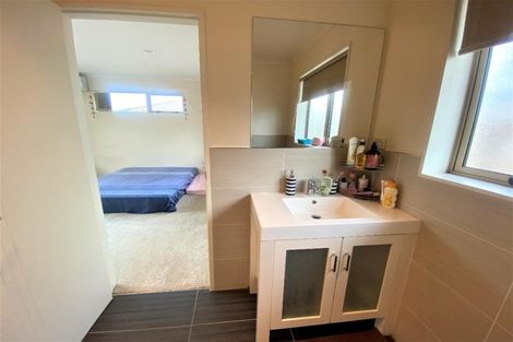 Photo of property in 106a Simpson Road, Henderson Valley, Auckland, 0614