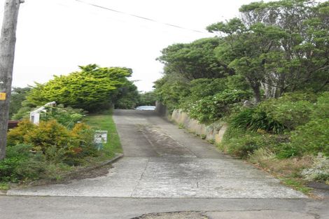 Photo of property in 8 Robert Street, Newlands, Wellington, 6037