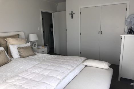 Photo of property in 2/159 Carlisle Road, Northcross, Auckland, 0632