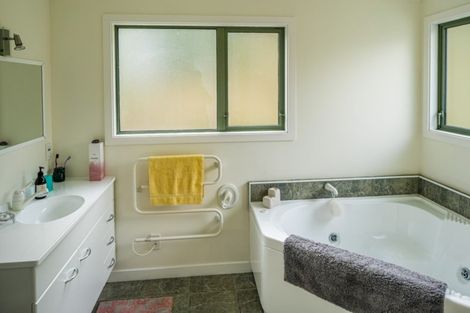 Photo of property in 4 Seascape View, Paremata, Porirua, 5024