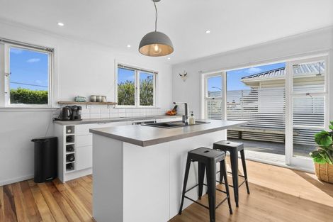 Photo of property in 215 Mangorei Road, Merrilands, New Plymouth, 4312