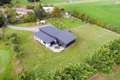 Photo of property in 32 Tokomaru Road East, Tokomaru, Palmerston North, 4474