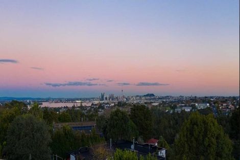 Photo of property in 83 Pupuke Road, Northcote, Auckland, 0627