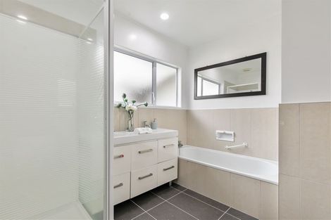 Photo of property in 33 Agincourt Street, Glenfield, Auckland, 0629