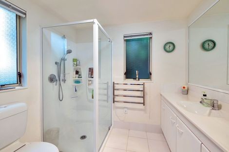 Photo of property in 1/8 Sunset Road, Unsworth Heights, Auckland, 0632