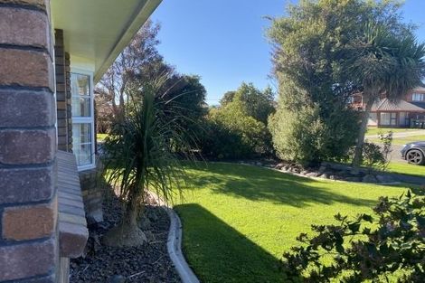 Photo of property in 16 Rosebank Avenue, Kelvin Grove, Palmerston North, 4414