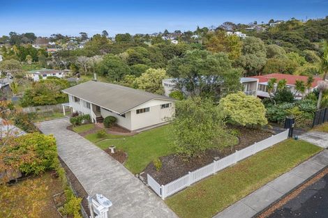 Photo of property in 12 Finn Place, Totara Vale, Auckland, 0629