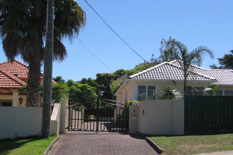 Photo of property in 2/13 Sylvan Park Avenue, Milford, Auckland, 0620