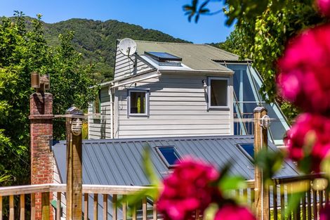 Photo of property in 21 Ferry Road, Days Bay, Lower Hutt, 5013