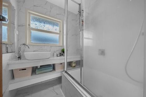 Photo of property in 4/38 Old Lake Road, Narrow Neck, Auckland, 0624