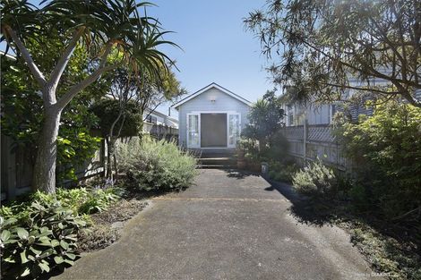 Photo of property in 18 Apu Crescent, Lyall Bay, Wellington, 6022