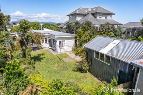 Photo of property in 6 Te Whiti Grove, Korokoro, Lower Hutt, 5012