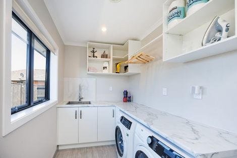 Photo of property in 42 Cyprus Place, Fitzherbert, Palmerston North, 4410