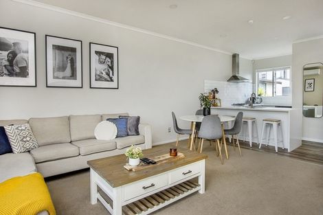 Photo of property in 9s Clearwater Cove, West Harbour, Auckland, 0618