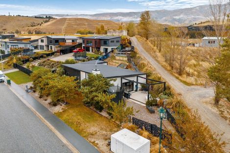 Photo of property in 77 Stratford Drive, Mount Pisa, Cromwell, 9383