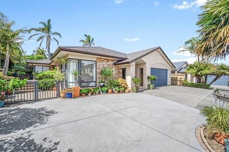 Photo of property in 9 Canonbie Place, East Tamaki Heights, Auckland, 2016