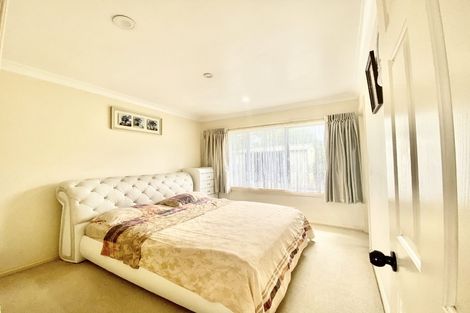 Photo of property in 16 Glenveagh Park Drive, Weymouth, Auckland, 2103