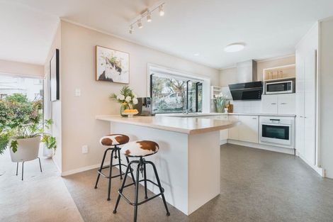Photo of property in 16 Trevone Place, Forrest Hill, Auckland, 0620