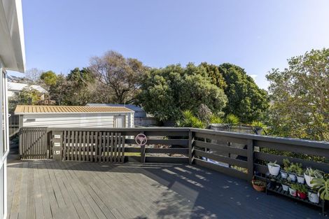 Photo of property in 35 Riversdale Drive, Merrilands, New Plymouth, 4312