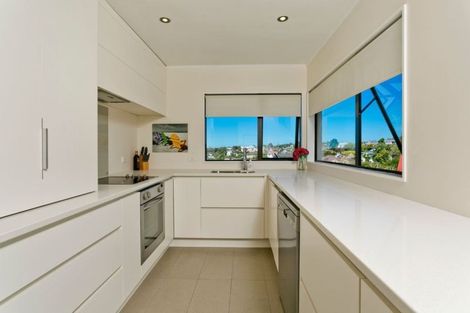 Photo of property in 2/12 Remus Place, Totara Vale, Auckland, 0629