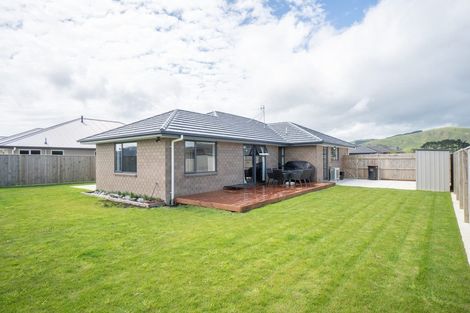 Photo of property in 8 Cyprus Place, Fitzherbert, Palmerston North, 4410