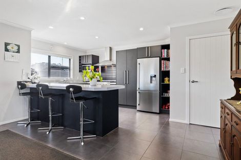 Photo of property in 25 Chestnut Close, Kelvin Grove, Palmerston North, 4414