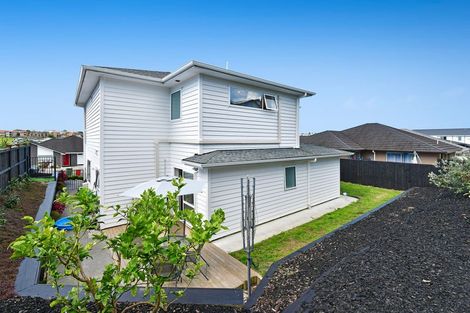 Photo of property in 17 Resolution Drive, Gulf Harbour, Whangaparaoa, 0930