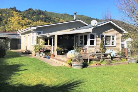 Photo of property in 2 Leicester Street, Picton, 7220