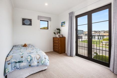 Photo of property in 88 Queen Charlotte Drive, Aotea, Porirua, 5024